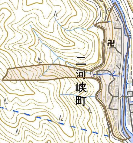 二河峡町とその周辺の地図。町の範囲を重ねている