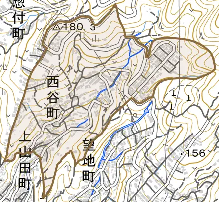 西谷町とその周辺の地図。町の範囲を重ねている