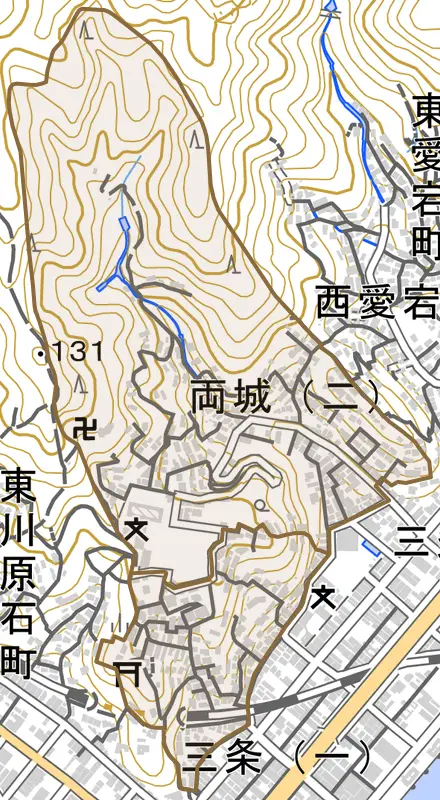 両城とその周辺の地図。町の範囲を重ねている