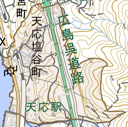 天応塩谷町とその周辺の地図。町の範囲を重ねている