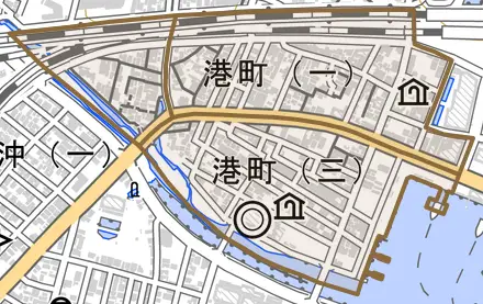 港町とその周辺の地図。町の範囲を重ねている