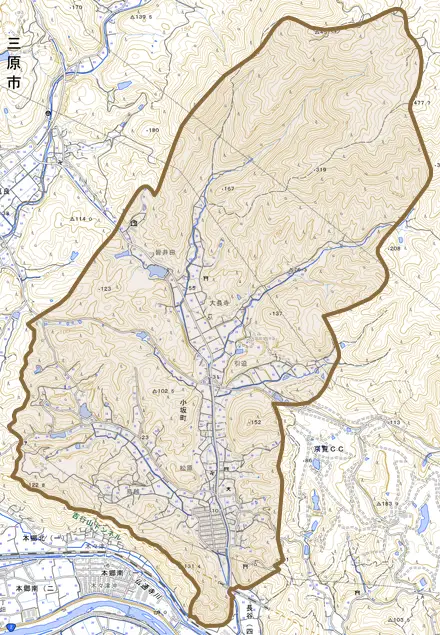 小坂町とその周辺の地図。町の範囲を重ねている