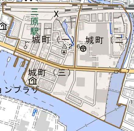 城町とその周辺の地図。町の範囲を重ねている