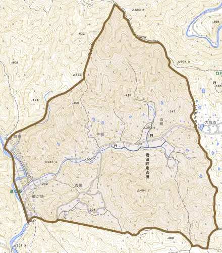 君田町泉吉田とその周辺の地図。町の範囲を重ねている