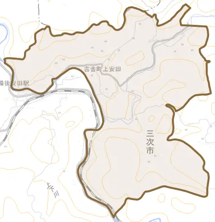 吉舎町上安田とその周辺の地図。町の範囲を重ねている