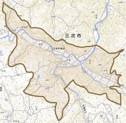吉舎町徳市とその周辺の地図。町の範囲を重ねている