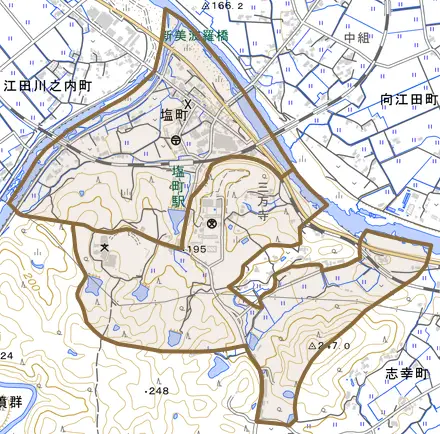 塩町とその周辺の地図。町の範囲を重ねている