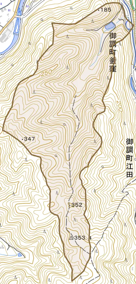 御調町釜窪とその周辺の地図。町の範囲を重ねている