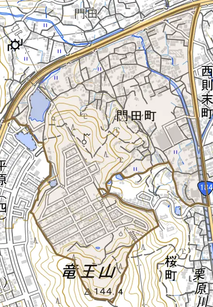門田町とその周辺の地図。町の範囲を重ねている