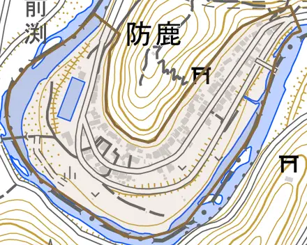 防鹿とその周辺の地図。町の範囲を重ねている