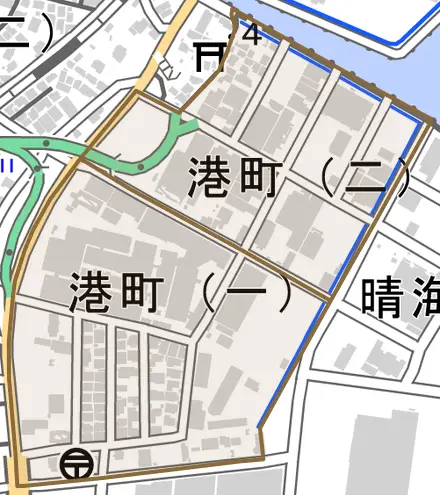 港町とその周辺の地図。町の範囲を重ねている