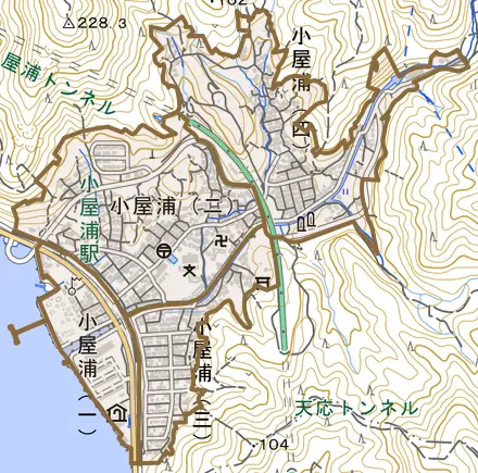 小屋浦とその周辺の地図。町の範囲を重ねている