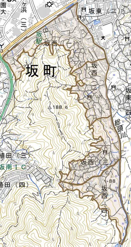 坂西とその周辺の地図。町の範囲を重ねている