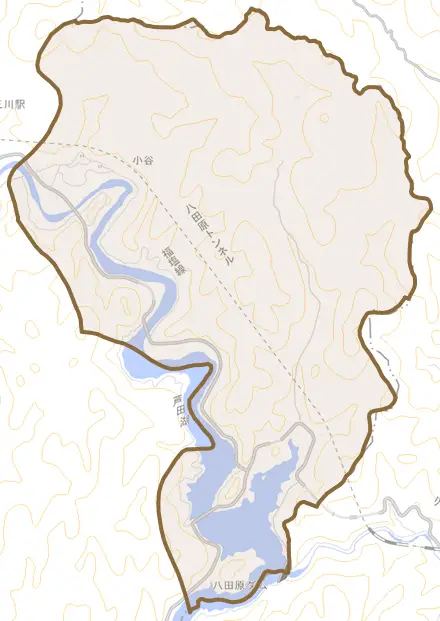 大字小谷とその周辺の地図。町の範囲を重ねている