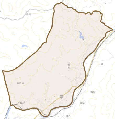 川西町とその周辺の地図。町の範囲を重ねている