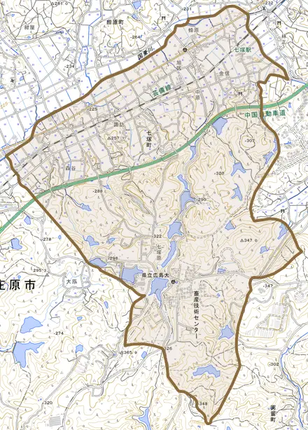 七塚町とその周辺の地図。町の範囲を重ねている