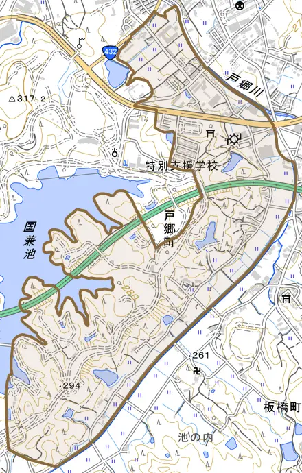 戸郷町とその周辺の地図。町の範囲を重ねている