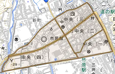 中央とその周辺の地図。町の範囲を重ねている