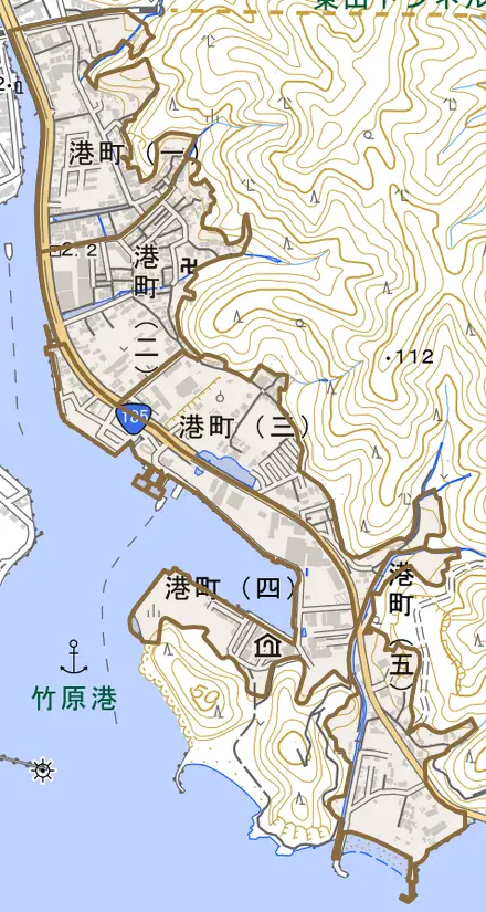港町とその周辺の地図。町の範囲を重ねている