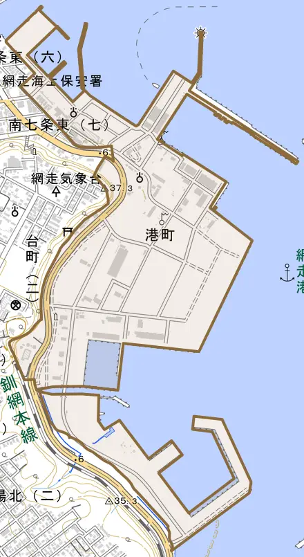 港町とその周辺の地図。町の範囲を重ねている