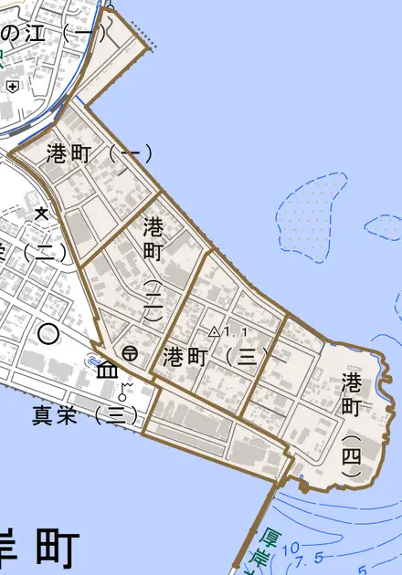 港町とその周辺の地図。町の範囲を重ねている