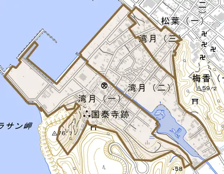 湾月とその周辺の地図。町の範囲を重ねている