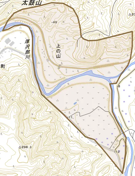 字上の山とその周辺の地図。町の範囲を重ねている