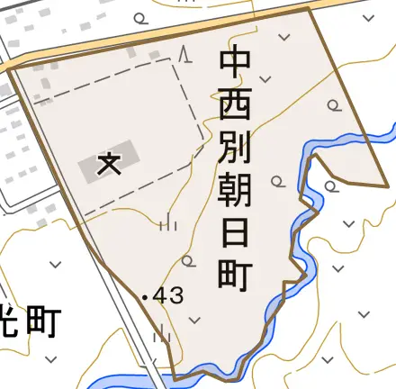 中西別朝日町とその周辺の地図。町の範囲を重ねている