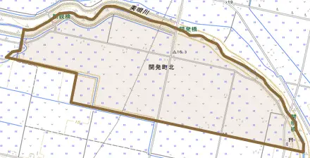 開発町北とその周辺の地図。町の範囲を重ねている