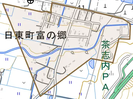日東町富の郷とその周辺の地図。町の範囲を重ねている