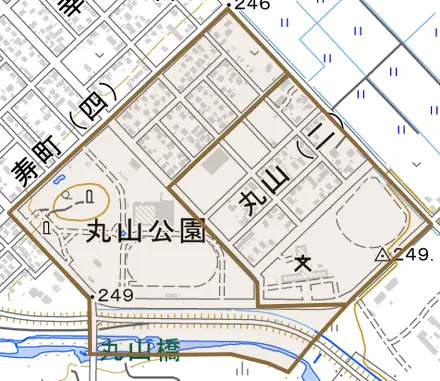 丸山とその周辺の地図。町の範囲を重ねている