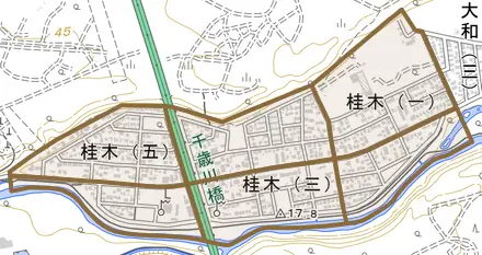 桂木とその周辺の地図。町の範囲を重ねている