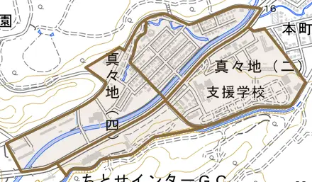 真々地とその周辺の地図。町の範囲を重ねている
