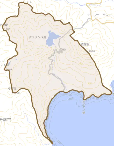 奥潭とその周辺の地図。町の範囲を重ねている