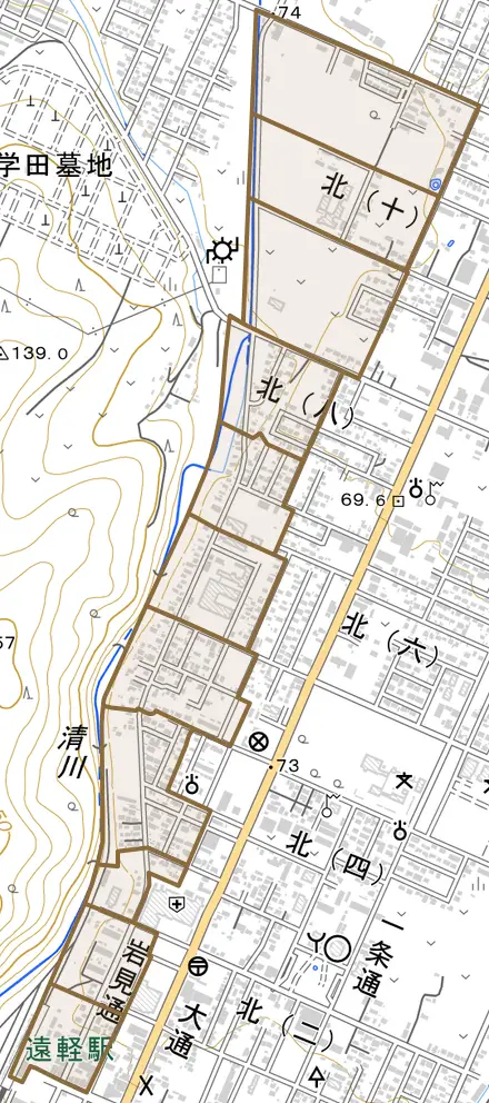岩見通北とその周辺の地図。町の範囲を重ねている