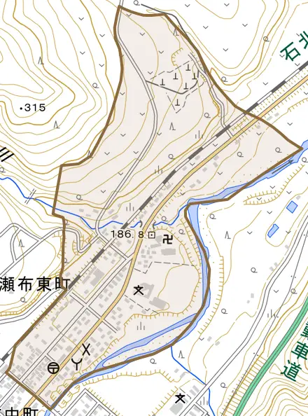 丸瀬布東町とその周辺の地図。町の範囲を重ねている