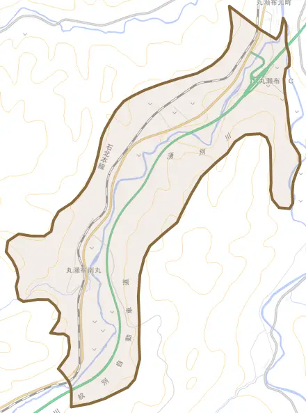 丸瀬布南丸とその周辺の地図。町の範囲を重ねている