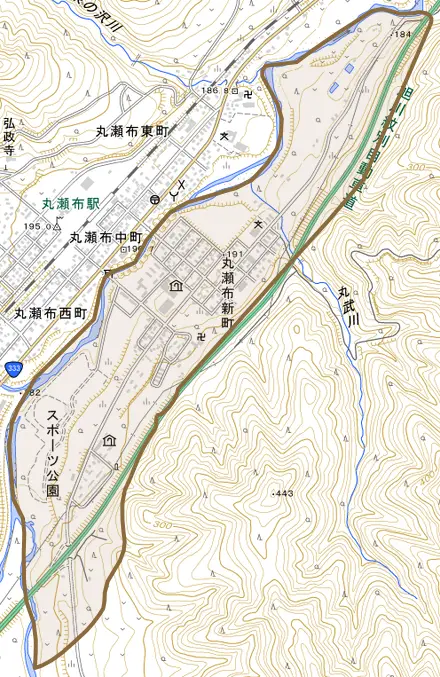 丸瀬布新町とその周辺の地図。町の範囲を重ねている