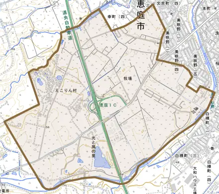 牧場とその周辺の地図。町の範囲を重ねている