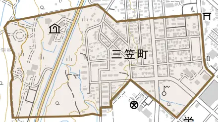 三笠町とその周辺の地図。町の範囲を重ねている