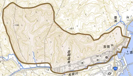 字吉岡とその周辺の地図。町の範囲を重ねている
