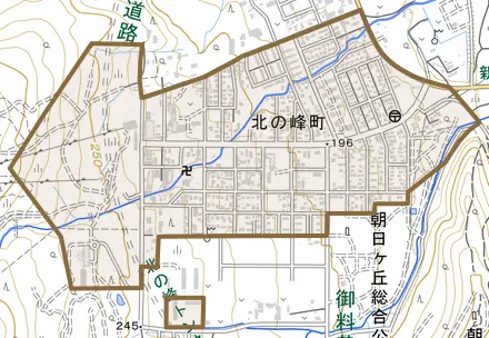 北の峰町とその周辺の地図。町の範囲を重ねている
