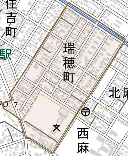 瑞穂町とその周辺の地図。町の範囲を重ねている