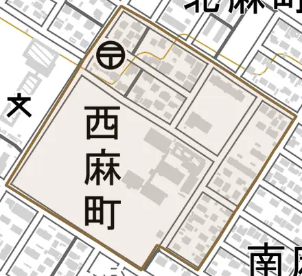 西麻町とその周辺の地図。町の範囲を重ねている
