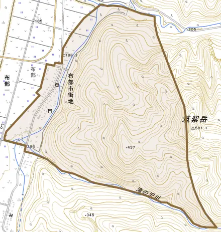 字布部市街地とその周辺の地図。町の範囲を重ねている