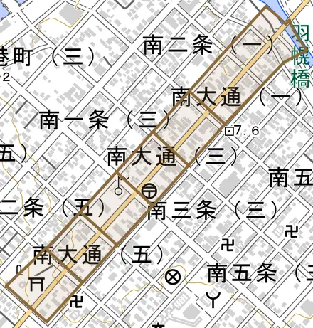 南大通とその周辺の地図。町の範囲を重ねている