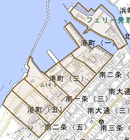 港町とその周辺の地図。町の範囲を重ねている