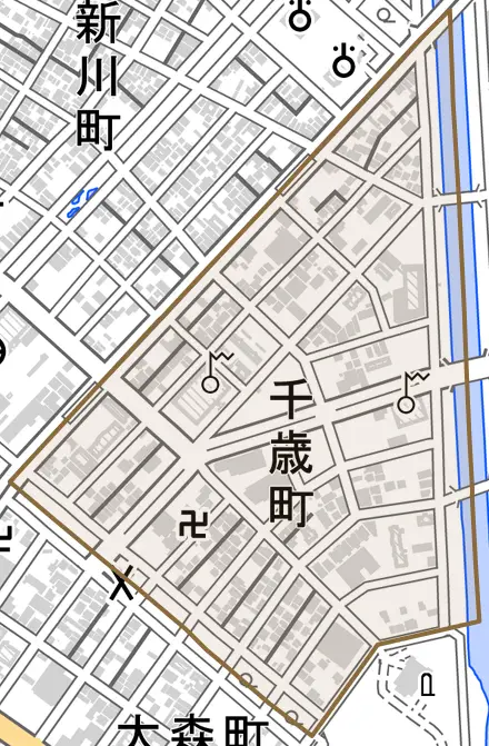 千歳町とその周辺の地図。町の範囲を重ねている