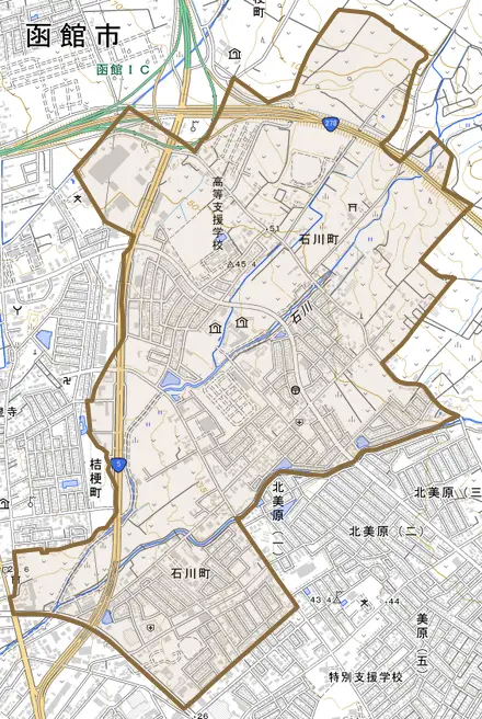 石川町とその周辺の地図。町の範囲を重ねている