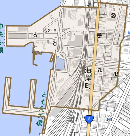 海岸町とその周辺の地図。町の範囲を重ねている